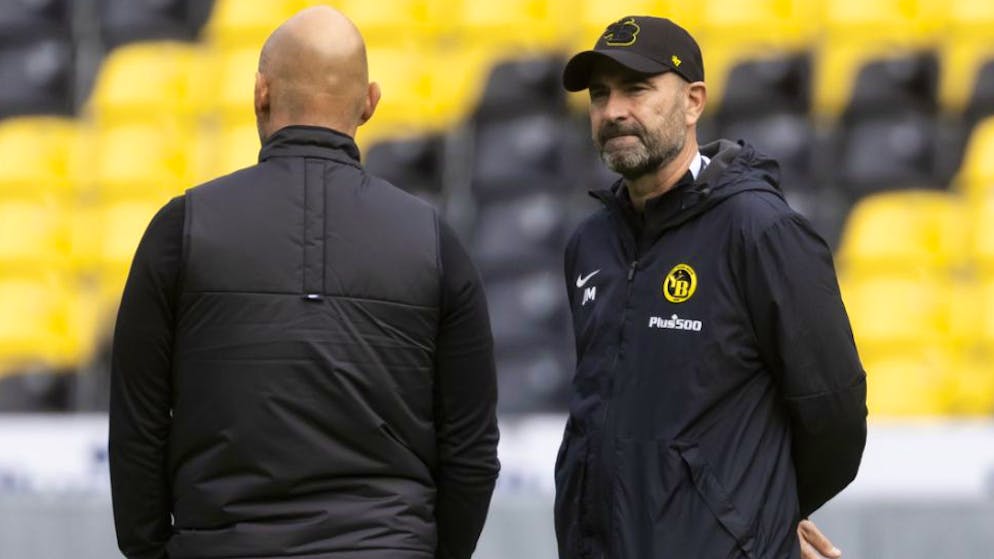 YB-Interimstrainer Joël Magnin (rechts) im Gespräch mit Assistenztrainer Matteo Vanetta.