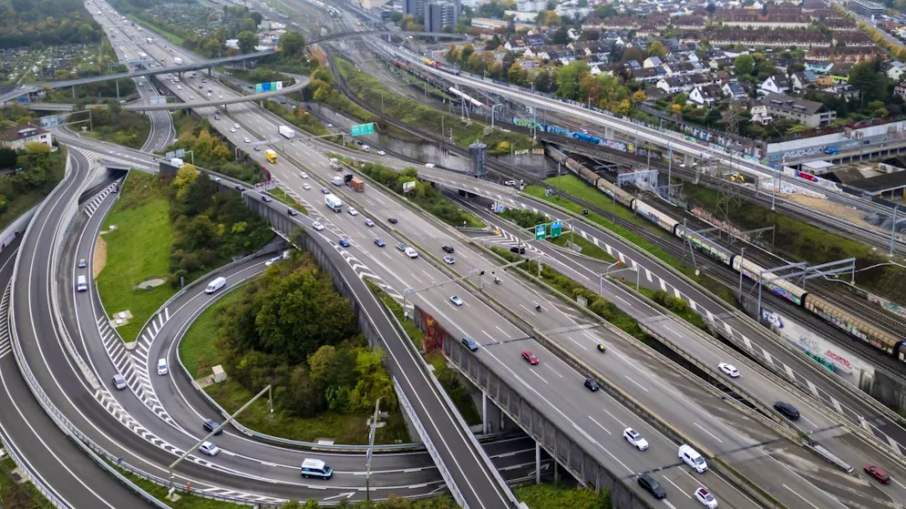 Votes on November 24. Only a narrow majority is in favor of expanding the freeways