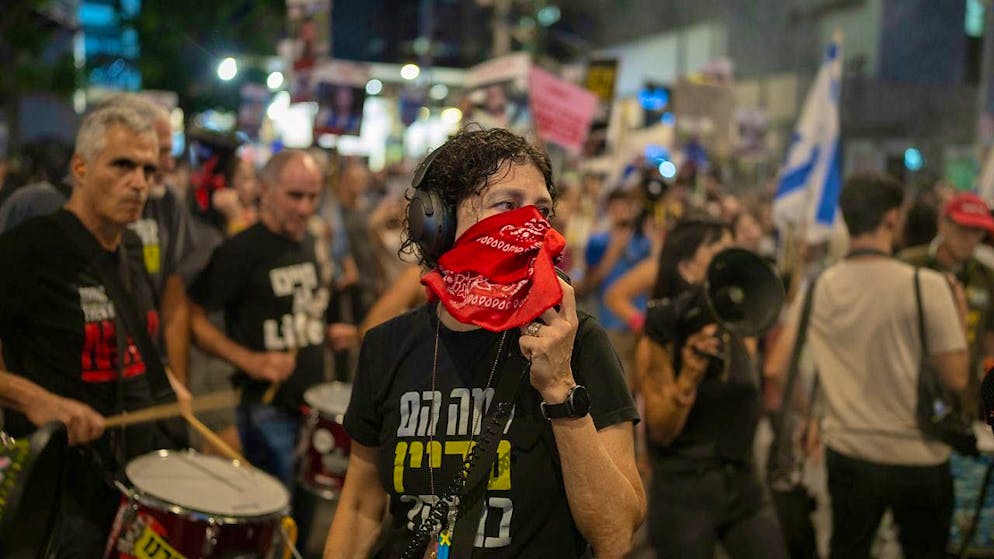 The families of Israeli hostages kidnapped by Hamas and their supporters take part in a protest demanding the release of the hostages from Hamas captivity after Israel announced the killing of the leader of the terrorist organization Hamas Sinwar. Photo: Ilia Yefimovich/dpa