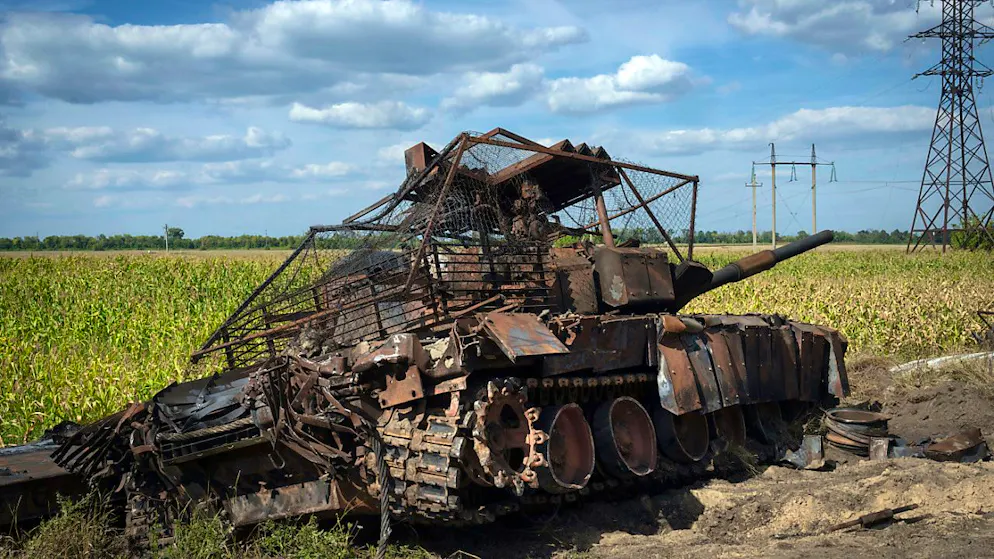 ARCHIV - Ein zerstörter russischer Panzer liegt am Straßenrand. Foto: Uncredited/AP/dpa