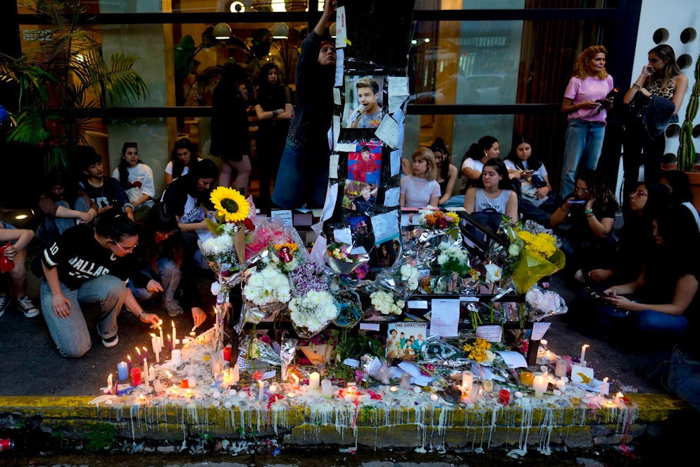 Stars wie Robbie Williams und Sharon Osbourne fordern nach Paynes Tod mehr Mitgefühl. Fans trauern vor dem Hotel in Buenos Aires. 
