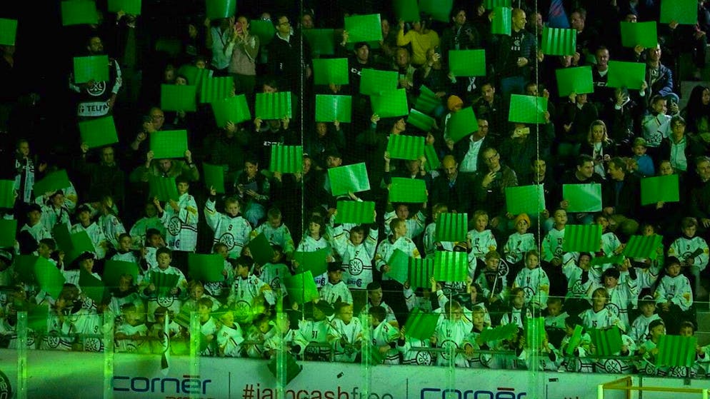 EV Zug wins the duel between the crisis clubs - Gallery. The Lugano fans mourned the death of former president Geo Mantegazza and were delighted with the turnaround from 2:3 to 4:3 against Ajoie in the end