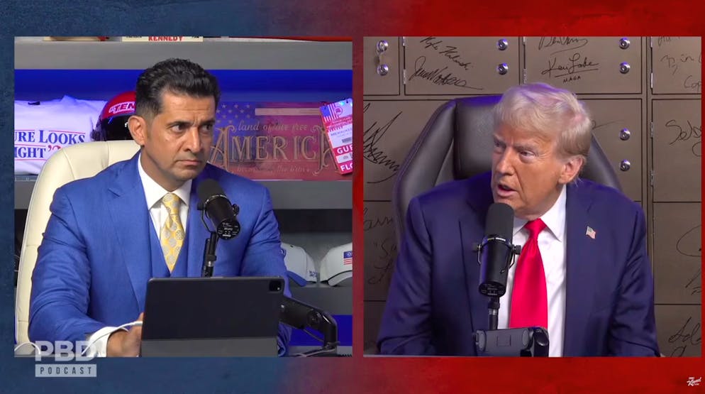 Patrick Bet-David vom PBD Podcast (links) lauscht aufmerksam Donald Trumps Ausführungen.