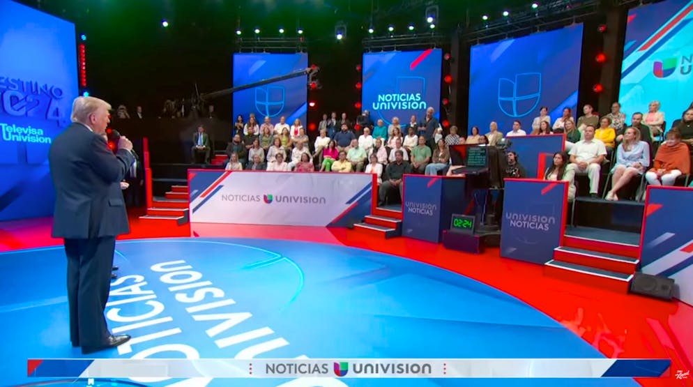 Trump beim Sender Univision: Der Auftritt bringt den 78-Jährigen in Verlegenheit.