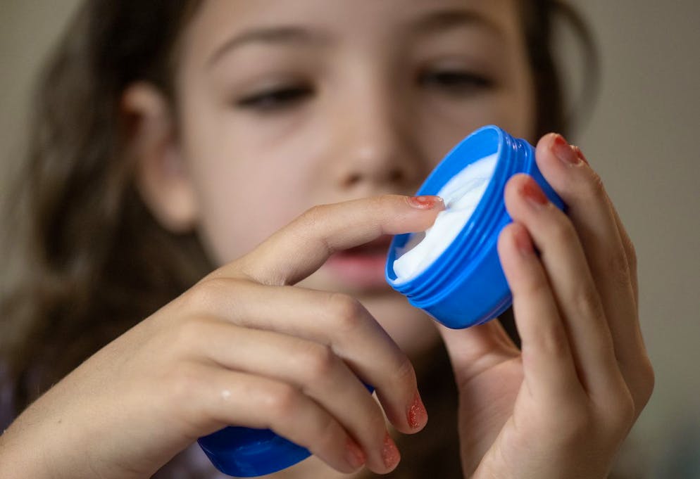 Immer mehr Kinder kaufen sich Anti-Aging-Produkte. Diese sind jedoch schlecht für ihre Haut.