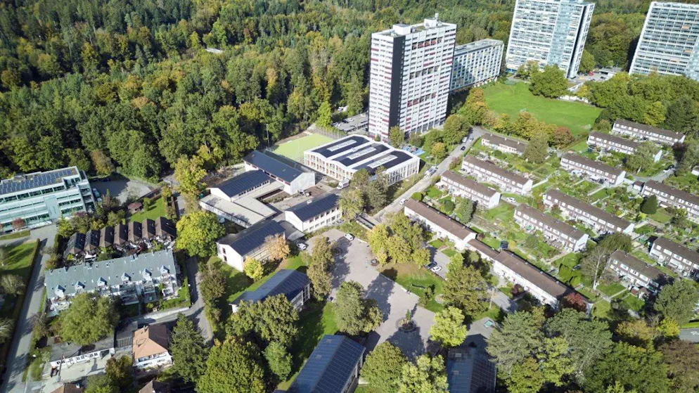 Stadtberner Schulhaus Bethlehemacker ist fertig - Gallery. Das frisch sanierte Areal der Volksschule Bethlehemacker aus der Luft.