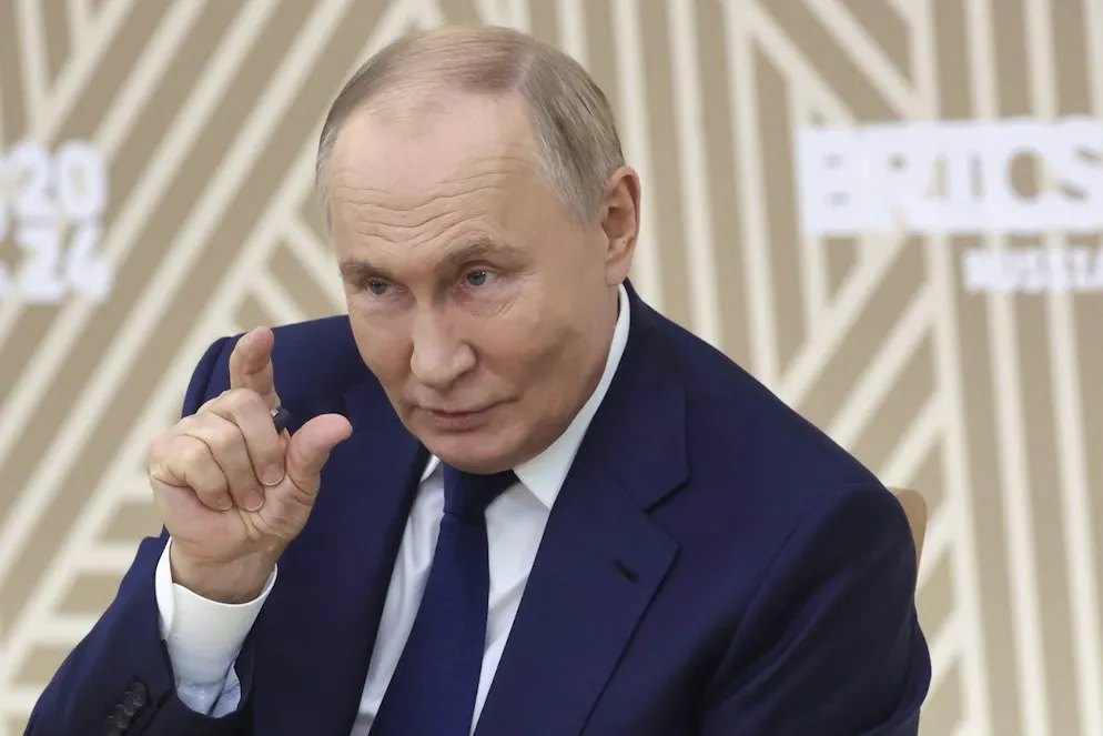 Le président russe Vladimir Poutine préside la réunion avec les chefs des principaux médias des pays BRICS à la résidence d'État de Novo-Ogaryovo, près de Moscou, Russie, vendredi 18 octobre 2024.