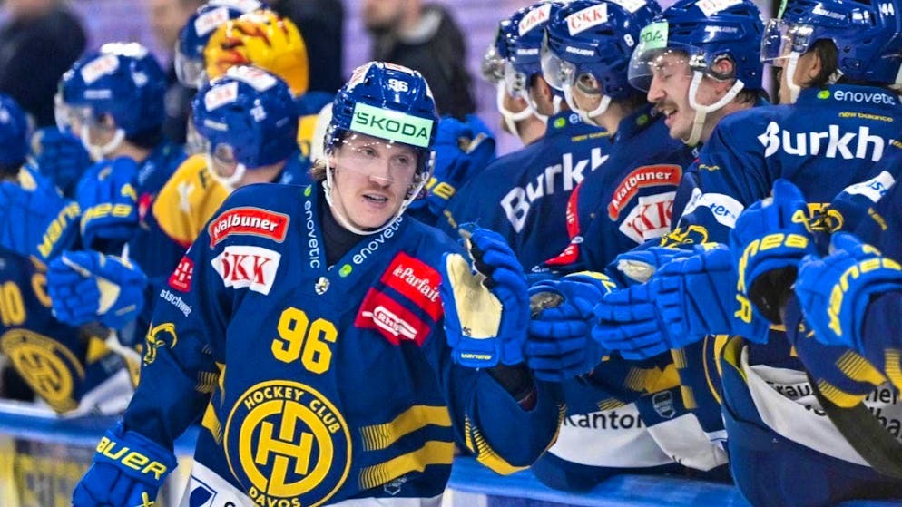 EV Zug wins the duel between the crisis clubs - Gallery. The HCD (with Chris Egli clapping off) is the team with the strongest form. The Grisons have won four of their last five games and climbed from 12th to 3rd place in the table
