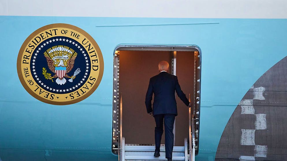 dpatopbilder - US-Präsident Joe Biden verabschiedet sich auf dem militärischen Teil des Flughafens BER und steigt in die Air Force One. Foto: Jörg Carstensen/dpa