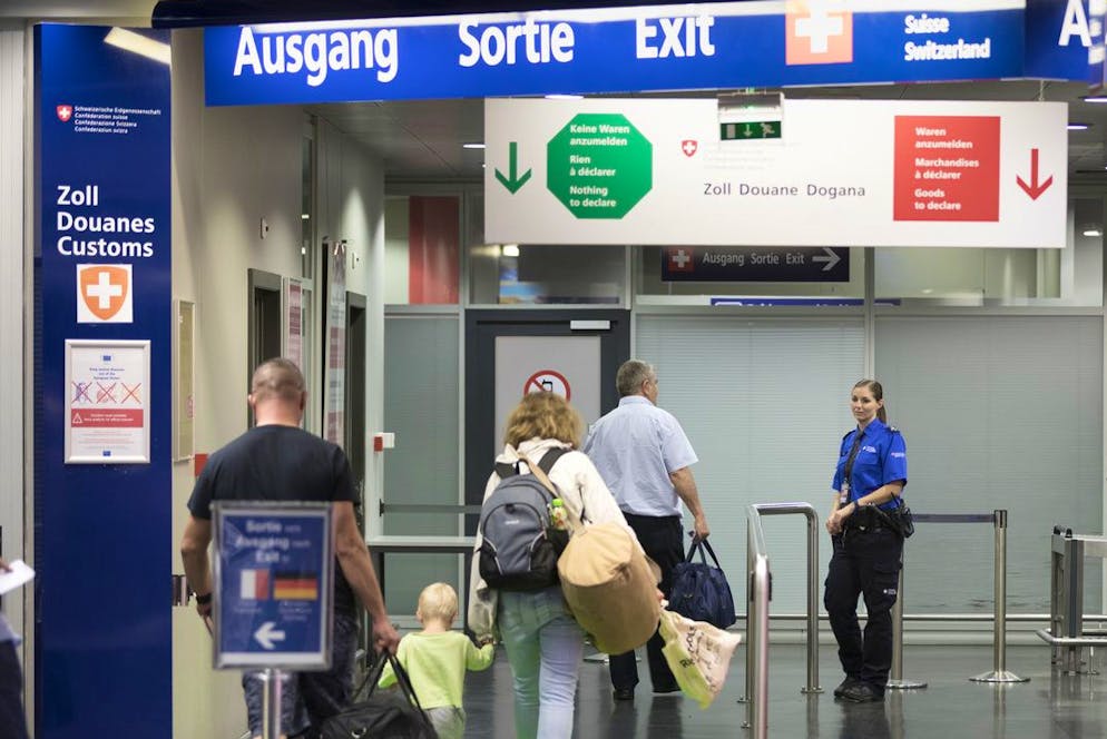 Wer im Ausland für 151 Franken eingekauft hat, muss ab dem 1. Januar 2025 den rot markierten Durchgang benützen und die Souvenirs verzollen. Noch liegt die Grenze bei 300 Franken.