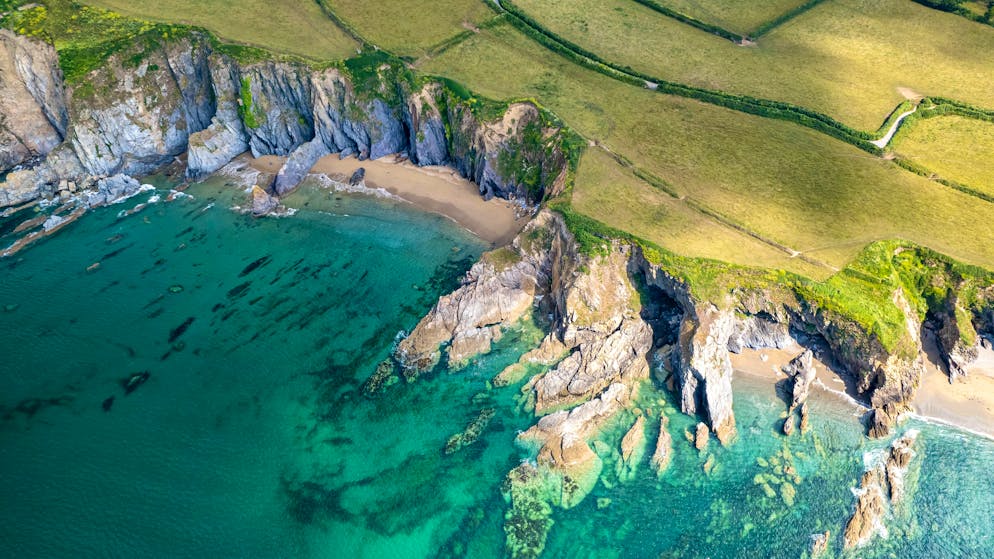 Die Küste von St Austell in der Grafschaft Cornwall: Nahe der Ortschaft St Austell schlummern nach Angaben der Betreiberfirma Cornish Lithium einige der grössten Vorkommen des zur Herstellung von Lithium-Ionen-Batterien benötigten Rohstoffs in ganz Europa.