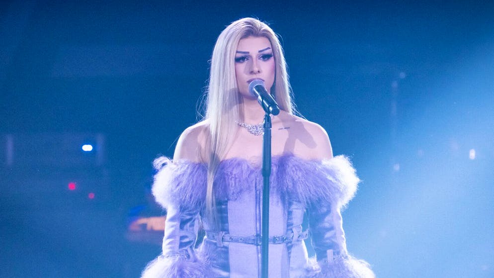 Coaches are all over the drag queen. Ares (19) from Wetzikon blows everyone away on 