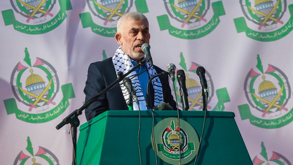 ARCHIV - Jihia al-Sinwar, Führer des militärischen Flügels der  islamistischen Terrorgruppe Hamas, spricht auf einer Kundgebung anlässlich des 35. Jahrestages seit der Gründung. Knapp eine Woche nach der Tötung von Hamas-Auslandschef Ismail Hanija hat die islamistische Terrorgruppe Al-Sinwar zum neuen Anführer der Organisation bestimmt. Das teilte die Hamas auf der Plattform Telegram mit. Foto: Mohammed Talatene/dpa