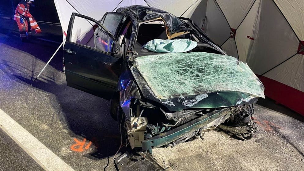 Das total demolierte Fahrzeug nach dem Selbstunfall.