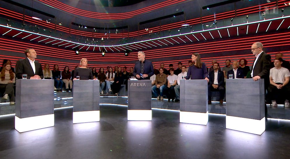 Die Teilnehmer der «Arena»: Thomas Matter, Elisabeth Schneider-Schneiter, Sandro Brotz (Moderator), Tiana Moser und David Roth.