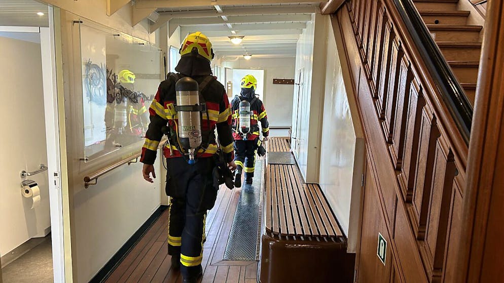 Ingenbohler Feuerwehrleute bei der Kontrolle des Dampfschiffs.