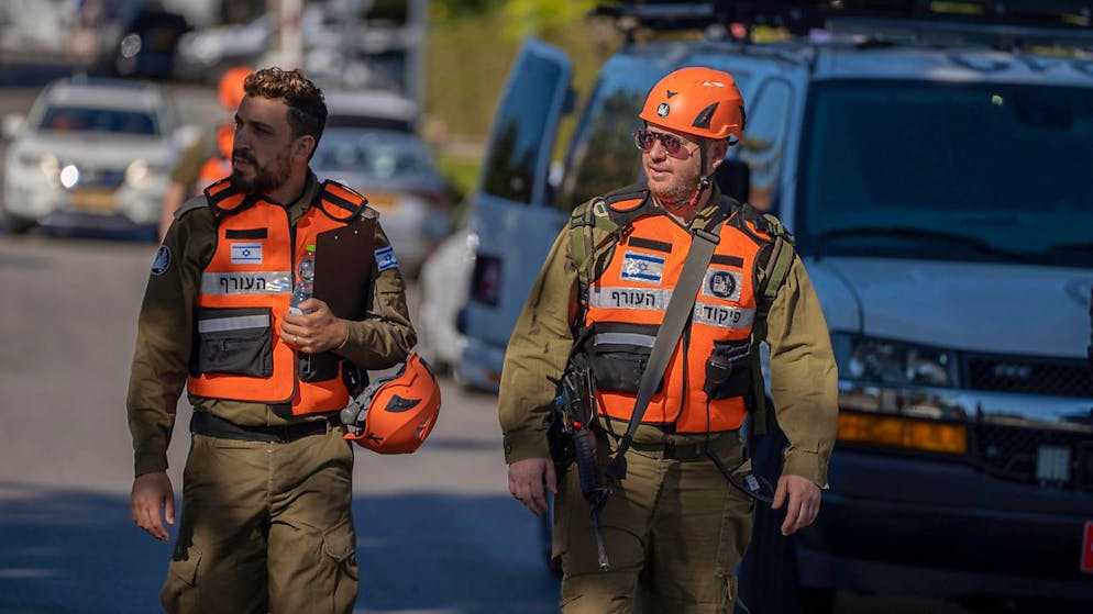 Israelische Sicherheitskräfte stehen am Ort eines Drohnenangriffs Wache. Foto: Ilia Yefimovich/dpa