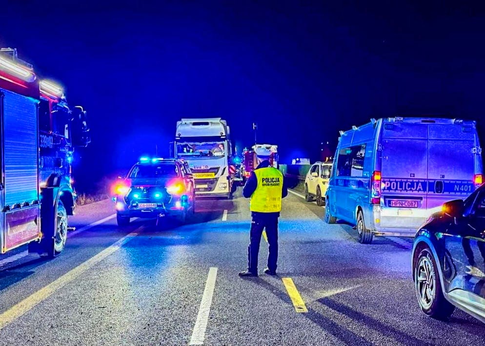 Tote und Verletzte bei Massenkarambolage in Polen - Gallery. Die Polizei ermittelt nach dem schweren Verkehrsunfall noch die Unfallursache.
