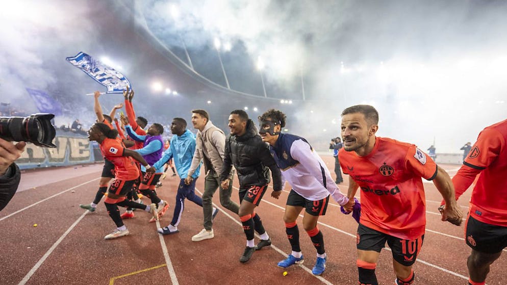 Jubel in Orange: FCZ-Torschütze Antonio Marchesano (re.) lässt sich mit seinen Teamkollegen von den Fans im Letzigrund feiern