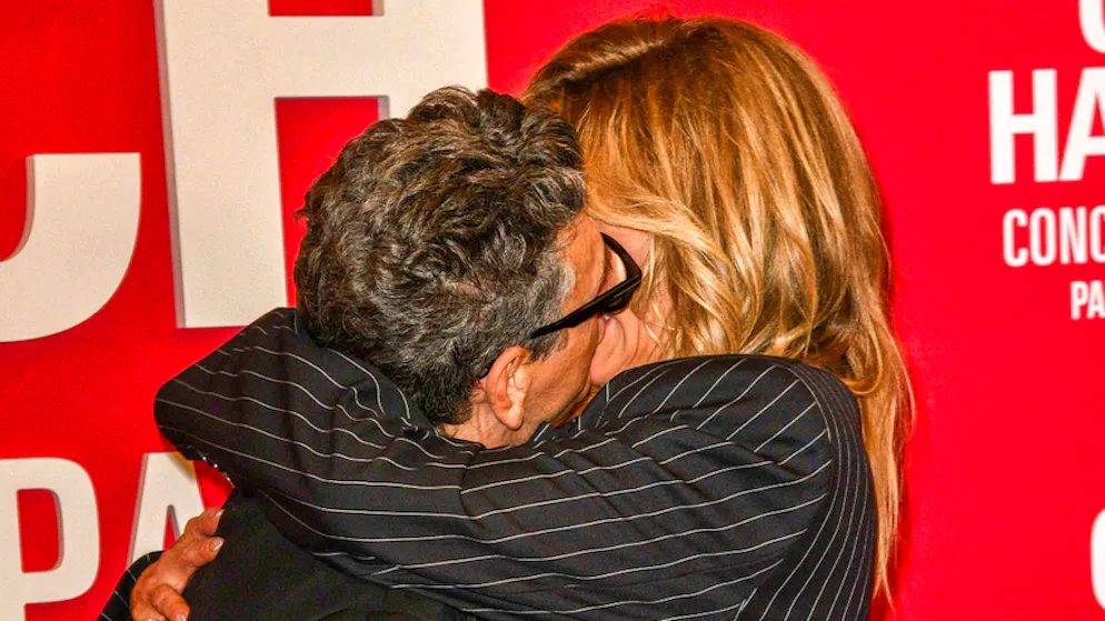 «Le temps est court». Face aux critiques, Marc Lavoine justifie son baiser passionné avec Adriana Karembeu