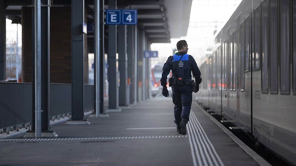 Ein Grenzwächter führt im Bahnhof Chiasso TI eine Kontrolle durch. (Archivaufnahme)