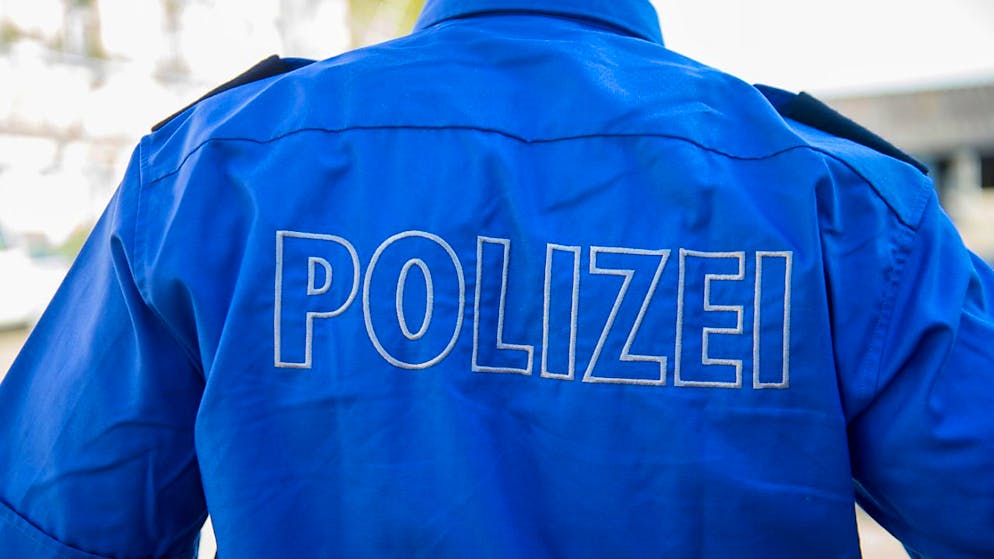 Ein Unbekannter hat in der Nacht auf Samstag einen 96-jährigen Mann in dessen Haus in Basel überfallen. (Symbolbild)