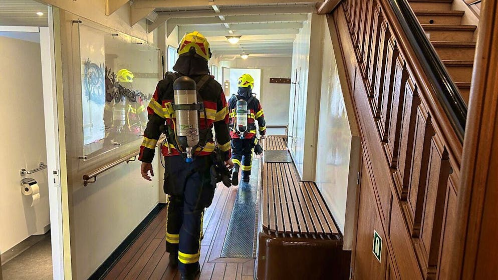 Ingenbohl firefighters inspecting the steamboat.