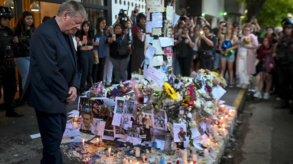 Fans errichten Altar. Liam Paynes Vater trauert vor Hotel um verstorbenen Star