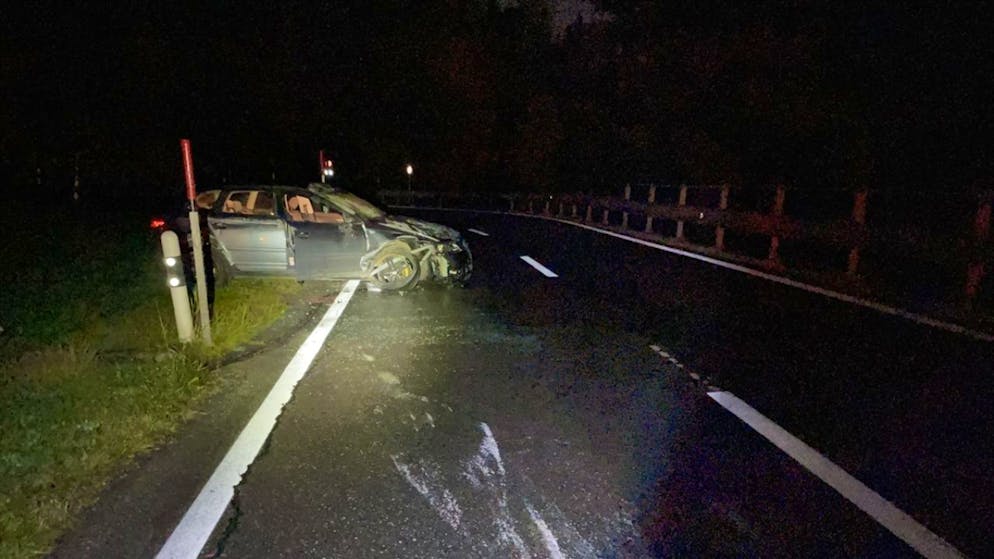 Before leaving any Autos hatten bei Klosters Glück im Unglück: Das Auto überschlug sich beim Unfall mehrfach, trotzdem konnten sie das Auto unverletzt verlassen.