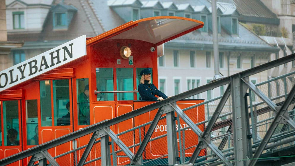 Michelle Hunziker e Yann Sommer in sella all'Engadina. ... e Michelle Hunziker a Zurigo.