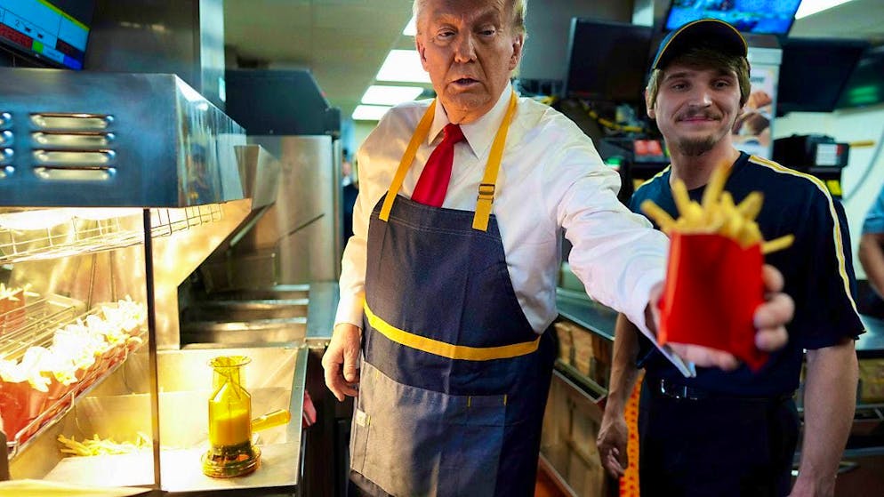 dpatopbilder - Donald Trump (l), Republican presidential candidate and former U.S. president, hands out an order of fries after interacting with an employee during a visit to McDonald's in Feasterville-Trevose. Photo: Doug Mills/The New York Times Pool via AP/dpa