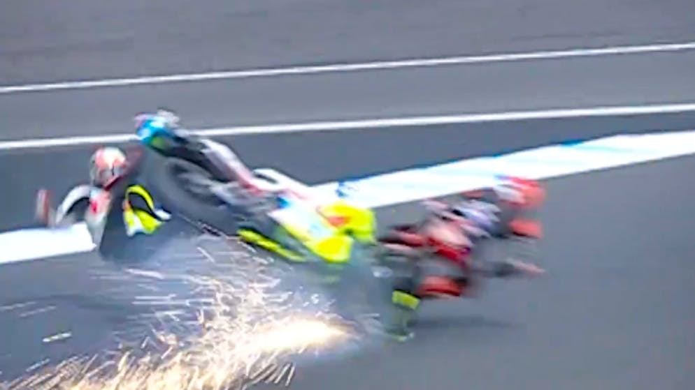 Unfall mit 200 km/h. Horror-Crash bei MotoGP-Rennen – Fahrer überschlagen sich