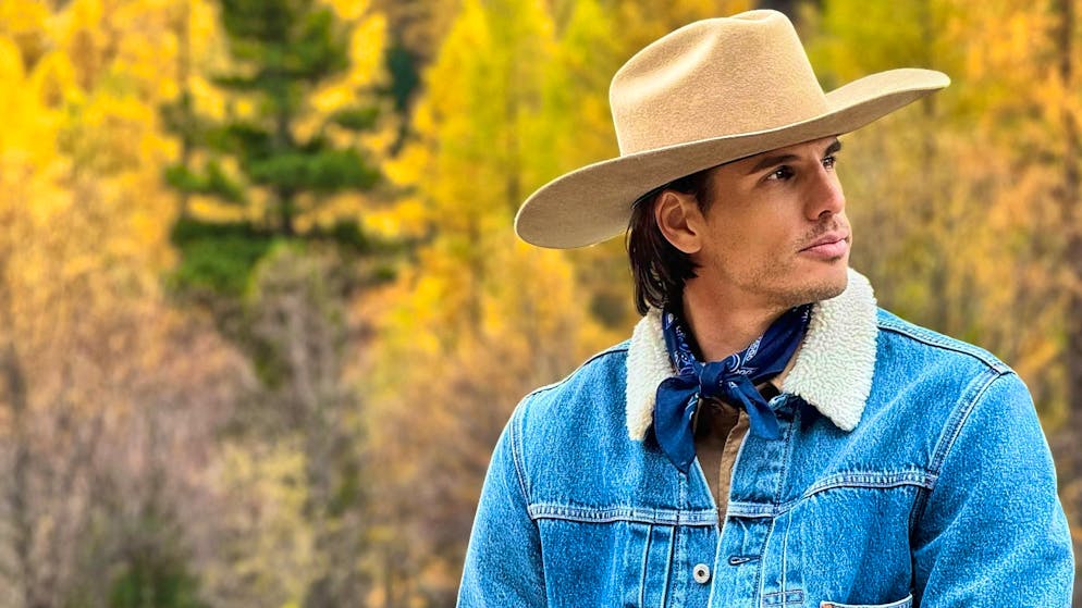 Michelle Hunziker e Yann Sommer in sella all'Engadina. Il look sembra essere particolarmente adatto a Sommer.