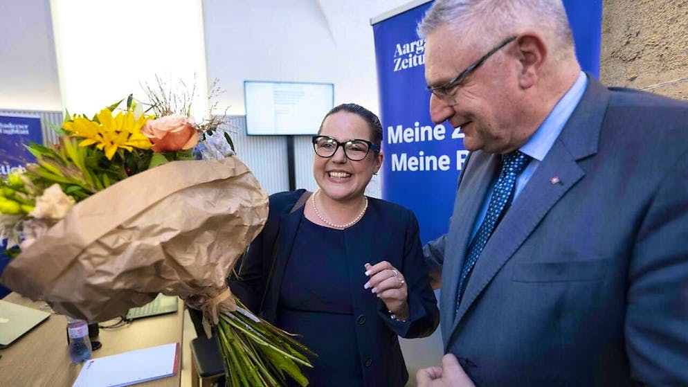 National Councillor Martina Bircher (SVP), newly elected to the Aargau government, receives flowers from party president and National Councillor Andreas Glarner.