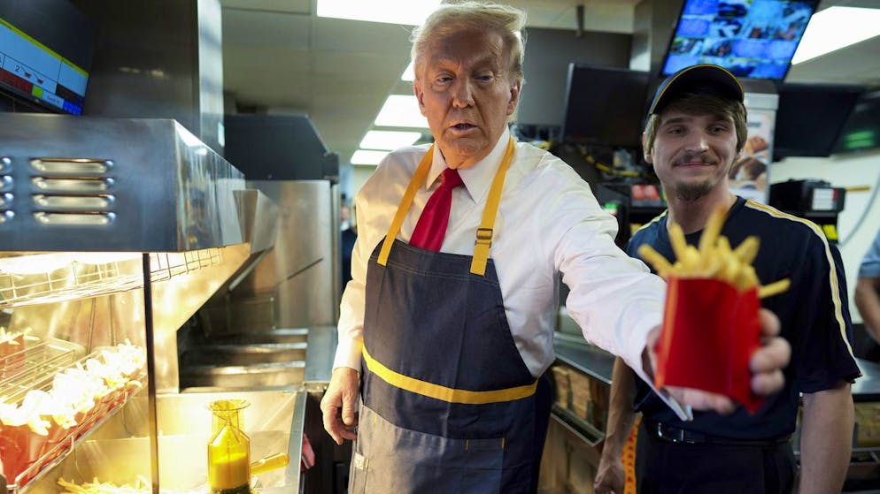 USA 2024. Trump fa visita a McDonald's: «Non è vero che Kamala ci ha lavorato da studentessa»