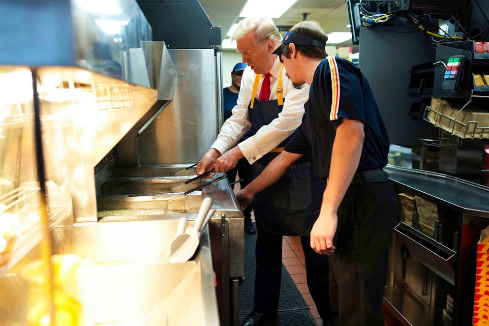 Trump macht Wahlkampf bei McDonald's – Spitze gegen Harris - Gallery. Trump lässt sich bei McDonald's die Fritteuse zeigen.