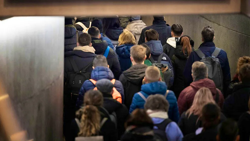 Among other things, the bill is about the services for commuters in the conurbations. The picture shows travelers at Bern station. (archive image)