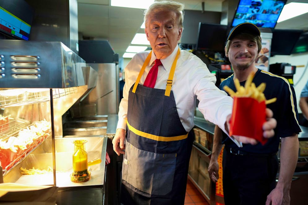 Trump macht Wahlkampf bei McDonald's – Spitze gegen Harris - Gallery. Schick in Schürze: Trump hat sein Jackett gegen die Arbeitskleidung bei McDonald's eingetauscht. 