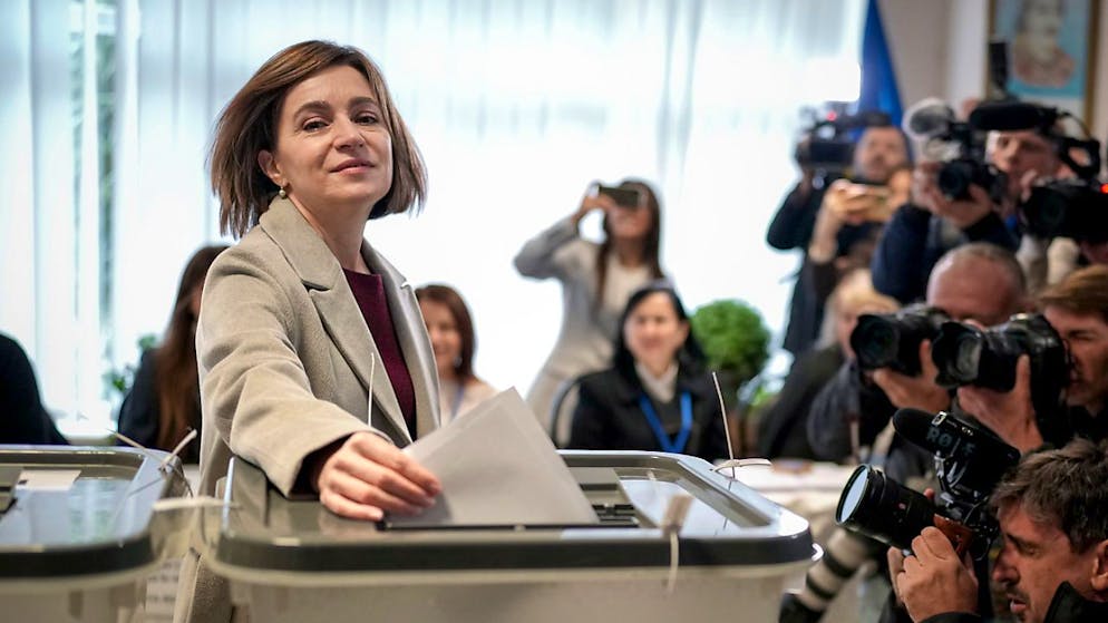 dpatopbilder - Die moldawische Präsidentin Maia Sandu bereitet sich auf die Stimmabgabe vor. In der Ex-Sowjetrepublik Moldau entscheiden die Menschen an diesem Sonntag über das Präsidentenamt und den EU-Kurs des Landes. Foto: Vadim Ghirda/AP