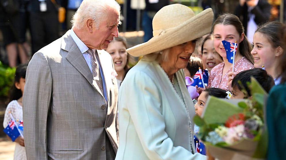 König Charles III. und Königin Camilla begrüßen die Menschen bei ihrer Ankunft zu einem Besuch in der anglikanischen Kirche St. Thomas. Foto: Dean Lewins/AAP/dpa