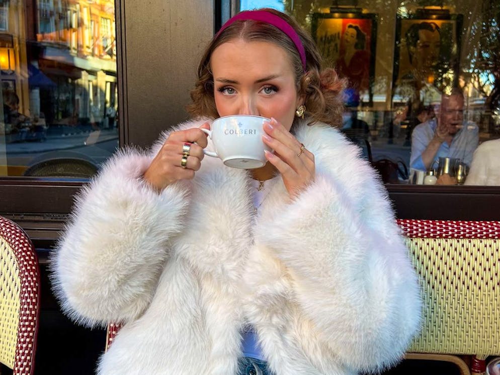 Die englische Influencerin Lauren Candy trägt Fake Fur und trifft damit trendtechnisch voll ins Schwarze.