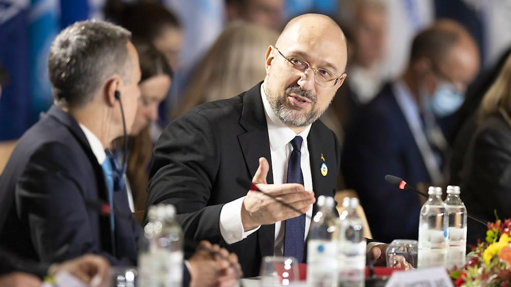 Der ukrainische Ministerpräsident Denys Schmyhal (rechts) spricht 2022 in Lugano mit Aussenminister Ignazio Cassis (links). (Archivbild)