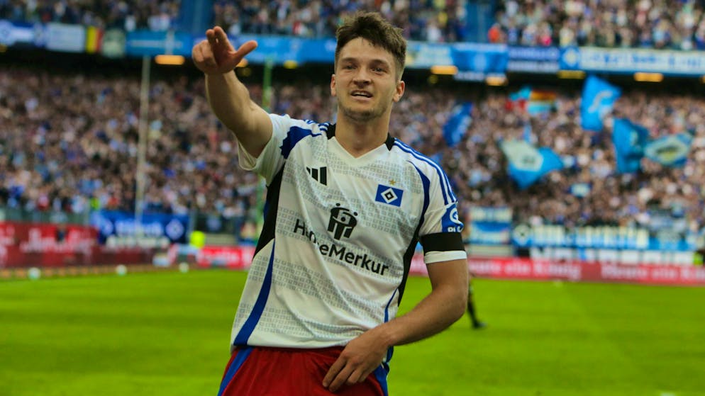 Hitler salute my ass: Katterbach showed the pistol cheer.