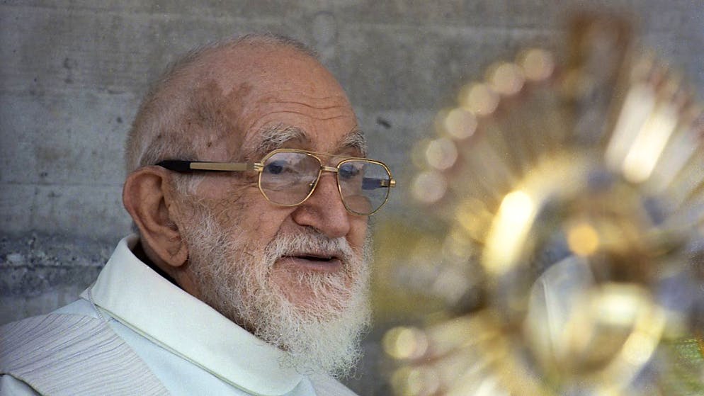 L'Abbé Pierre (foto d'archivio)