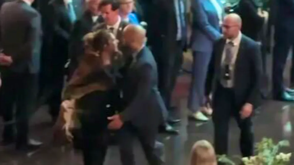 Security guards have to intervene. Scandal at King Charles' appearance in Australia