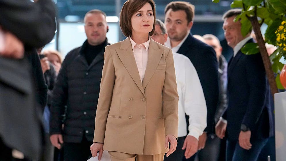 Maia Sandu, Präsidentin von Moldau, kommt zu einer Pressekonferenz nach Schließung der Wahllokale für die Präsidentschaftswahlen und das Referendum darüber, ob der Weg des Landes in die Europäische Union in der Verfassung verankert werden soll. Foto: Vadim Ghirda/AP/dpa