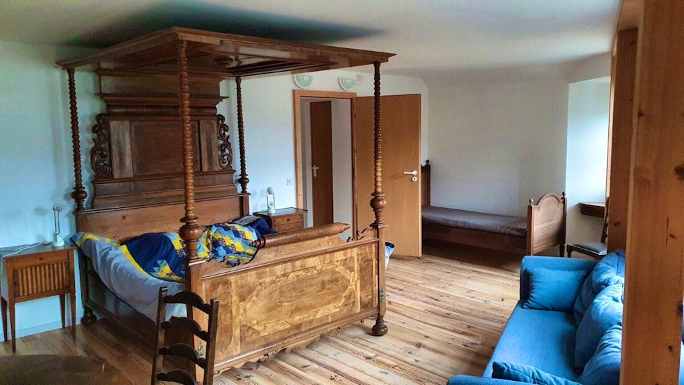 Il castello di Thorenberg è in vendita. Uno sguardo alla camera da letto.