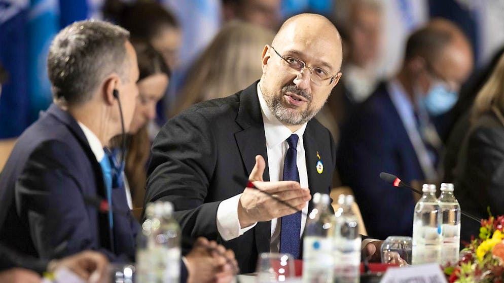 Ukrainian Prime Minister Denys Schmyhal (right) speaks with Foreign Minister Ignazio Cassis (left) in Lugano in 2022. (archive picture)
