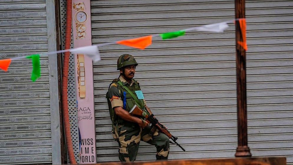 ARCHIV - An Indian soldier waits at a closed market on the Indian National Guard in Indian-controlled Kashmir. Photo: Mukhtar Khan/AP/dpa