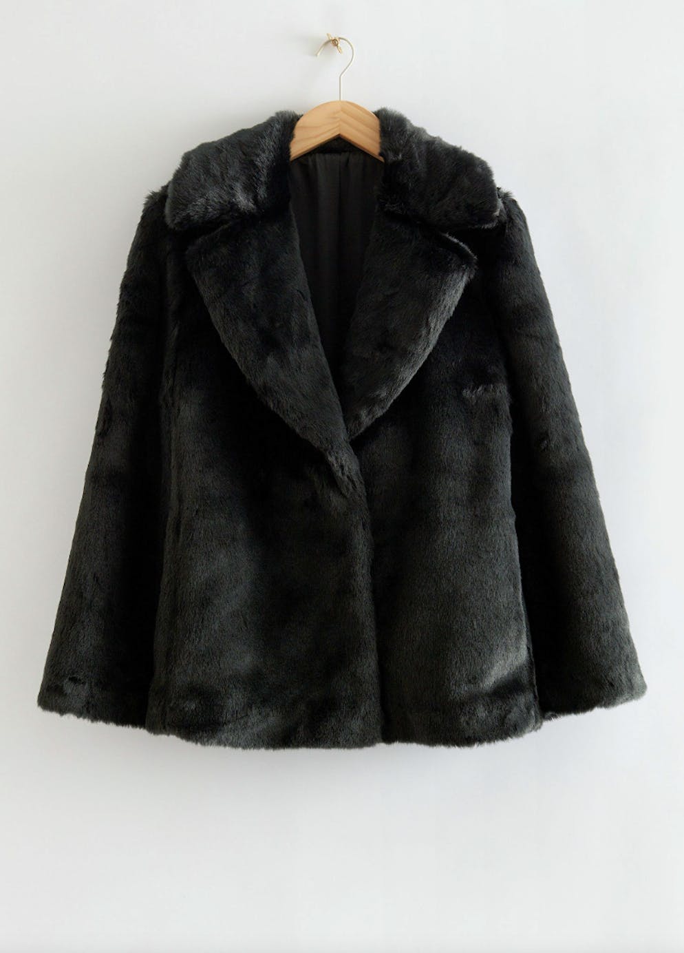 2. Jacken- und Mantel-Trends: Fake Fur. Einreihiger Mantel aus Fellimitat von & Other Stories für 279 Franken. 